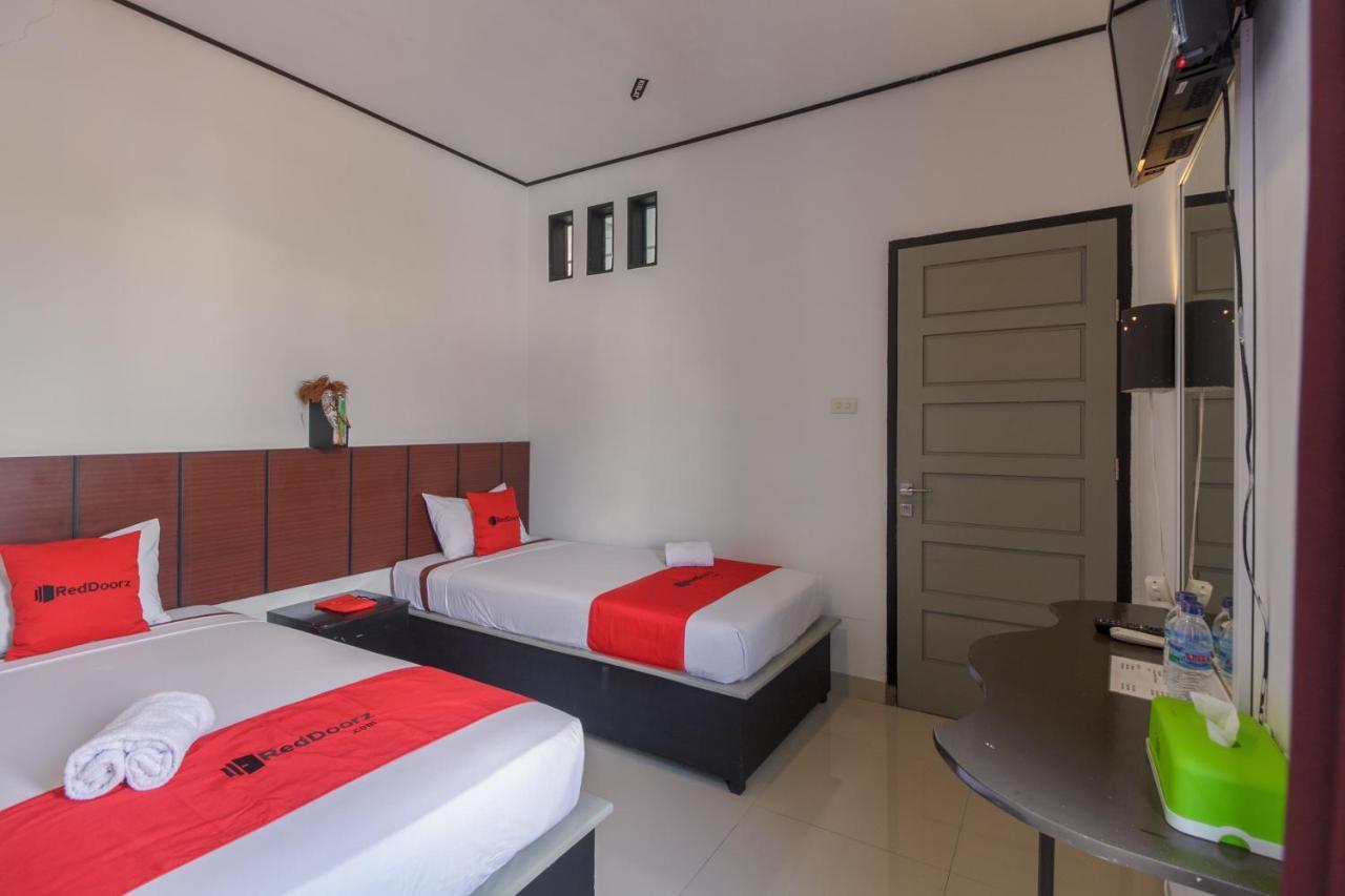 Отель Reddoorz Near Jalan Sudirman Padang Экстерьер фото